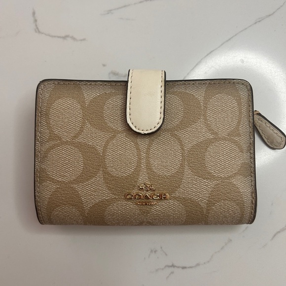 Coach Corner Zip Wallet in Signature- Like New - Picture 2 of 16